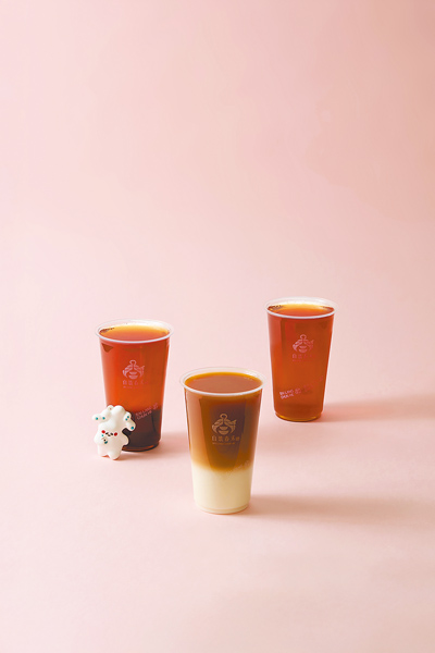 「瑰密系列」飲品,以玫瑰為重點基礎,推出「瑰密紅茶」、「瑰密鮮奶茶」及「瑰密冷露」3款風味飲品。(白浪春禾提供) 「瑰密系列」飲品,以玫瑰為重點基礎,推出「瑰密紅茶」、「瑰密鮮奶茶」及「瑰密冷露」3款風味飲品。(白浪春禾提供)