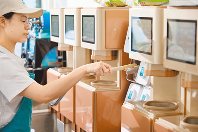 「白浪春禾」為全台首間採用「杯杯現萃速冷萃茶機」的茶飲品牌,速冷式萃茶機杯杯現萃,現點現泡,平均一杯茶只需60秒。(白浪春禾提供) 「白浪春禾」為全台首間採用「杯杯現萃速冷萃茶機」的茶飲品牌,速冷式萃茶機杯杯現萃,現點現泡,平均一杯茶只需60秒。(白浪春禾提供)