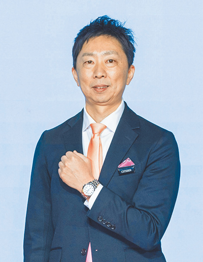 CITIZEN台灣區總經理渡邊将人攜手田馥甄做公益推限量聯名表義賣。(CITIZEN提供) CITIZEN台灣區總經理渡邊将人攜手田馥甄做公益推限量聯名表義賣。(CITIZEN提供)