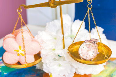 台灣限定款光動能全球電波時計表款EC1193-55X,重量不到兩顆馬卡龍。(CITIZEN提供) 台灣限定款光動能全球電波時計表款EC1193-55X,重量不到兩顆馬卡龍。(CITIZEN提供)