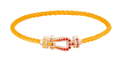 FRED「Force 10」系列手鍊,Ideal Light鍊釦,玫瑰金鋪鑲彩色寶石,搭配陽光黃色可替換鍊繩。(FRED提供) FRED「Force 10」系列手鍊,Ideal Light鍊釦,玫瑰金鋪鑲彩色寶石,搭配陽光黃色可替換鍊繩。(FRED提供)