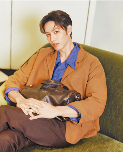 曹佑寧搶穿Prada 2025春夏系列服裝。(Prada提供) 曹佑寧搶穿Prada 2025春夏系列服裝。(Prada提供)