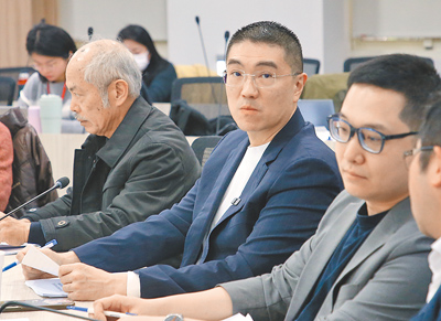環境部17日舉行台電基隆協和電廠更新改建案第6次環評初審,基隆市長謝國樑(中)出席會議。(趙雙傑攝) image