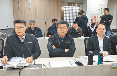 台電規畫在基隆外木山興建第四天然氣接收站(四接),提出「協和發電廠更新改建計畫」,環境部17日召開第六次環評初審會議,台電董事長曾文生(前中)出席。(趙雙傑攝) image