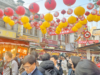 春節連假即將到來,台北市觀傳局17日推薦,台北年貨大街、2025台北燈節城市光廊、陽明山花季及樂活夜櫻季等活動。(張珈瑄攝) image