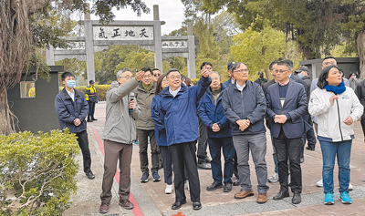 行政院長卓榮泰(前左二)18日首度前往金門視察,金管處長鄭瑞昌(前左一)解說金門亮點計畫「太武山林間步道系統工程」整體執行概況。(于家麒攝) image