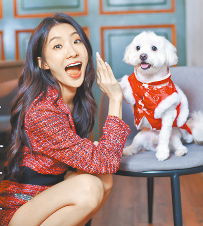 陳華和愛犬Muji一同give me five,默契十足。(陳俊吉攝) 陳華和愛犬Muji一同give me five,默契十足。(陳俊吉攝)