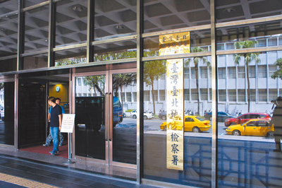 劉彩萱與劉若琳保母姊妹凌虐1歲10個月大男童「剴剴」致死,台北地檢署循線追查發現她們涉嫌將潘姓嬰兒雙腳張開、跨站椅子蹲馬步,還任由5個月大蔡姓嬰兒遭另名嬰兒拉奶嘴掛繩反覆用力勒緊脖子,20日依妨害幼童自然發育等罪起訴兩人。(本報資料照片) image