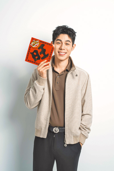 詹懷雲向讀者跟粉絲們拜早年,預祝年假愉快。(石智中攝) 詹懷雲向讀者跟粉絲們拜早年,預祝年假愉快。(石智中攝)