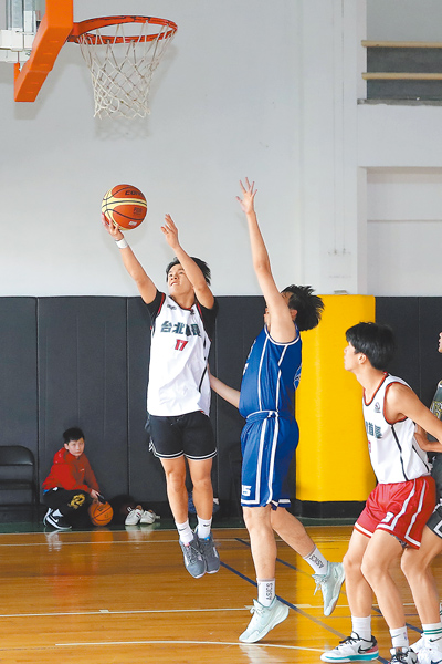 理解場上移動/主要透過模擬情況進行,畢竟籃球只有一個,場上其他4名學員必須要理解如何移動組合,藉以面對不同防守,期望大家達到同一水準共識,打出真正團隊籃球。(黃世麒攝) 理解場上移動/主要透過模擬情況進行,畢竟籃球只有一個,場上其他4名學員必須要理解如何移動組合,藉以面對不同防守,期望大家達到同一水準共識,打出真正團隊籃球。(黃世麒攝)