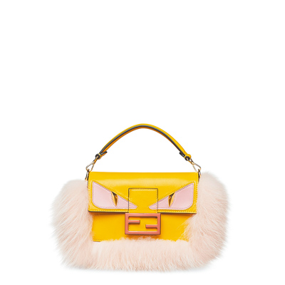 FENDI 2025春節限定系列FENDI Eyes皮草飾邊Baguette Mini,11萬7800元。(FENDI提供) FENDI 2025春節限定系列FENDI Eyes皮草飾邊Baguette Mini,11萬7800元。(FENDI提供)