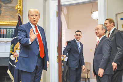 美國總統川普(左)21日與日本軟銀集團創辦人兼執行長孫正義(右二)、美國軟體業巨擘甲骨文公司執行長艾里森(右一)等人,在白宮共同宣布打造AI基礎設施。(路透) image