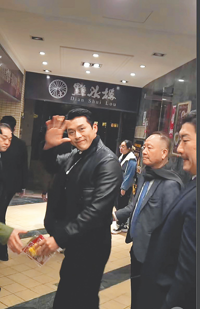 粉絲直擊韓星玄彬訪台宣傳電影走進點水樓餐廳。(翻攝自threads,elsa_shlb1017授權使用) image