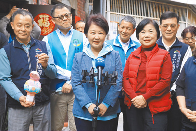 台中市藍綠8立委身陷大罷免潮,市長盧秀燕(中)26日表示,8位立委不論藍綠都很優秀,希望大家支持他們。(張妍溱攝) image