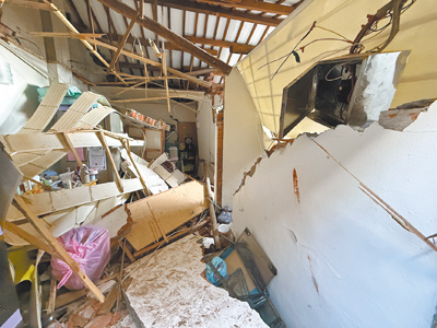 0121嘉義大埔地震後餘震頻仍,台南市楠西區民族路157巷3號平房民宅倒塌,屋內3人一度受困。(本報資料照片) image