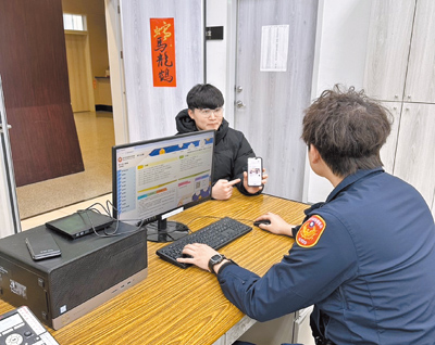 農曆年後、2月4日下午2時起,警政署將全面改採線上通報警示帳戶。圖為員警受理詐欺報案示意圖。(胡欣男攝) image
