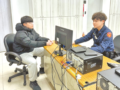 警政署規畫「結合心理專業辦理阻詐工作」,請心理諮商師為員警上課,在受理階段,秉持同理心安撫被害人,偵辦期間再關懷慰問。圖為員警受理詐欺報案示意圖。(胡欣男攝)全國各縣市安心專線1925 image