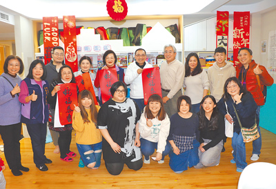 新北市長侯友宜(後右五)26日前往永和童心家園慰訪。(新北市社會局提供/陳慰慈新北傳真) image