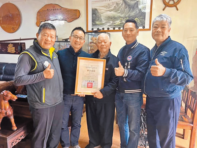 91歲簡金獅(中)早年因戰爭等因素未領到宜蘭市中山國小畢業證書,宜蘭縣議會議長張勝德(右二)聯繫校方頒發畢業證書,圓了簡金獅的夢想。(宜蘭縣議會提供/吳佩蓉宜蘭傳真) image