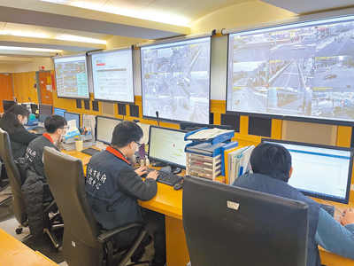 維護新北市境內交通順暢及用路人行車安全,新北市交通局交控中心、交通號誌維修小組春節連假期間24小時全天候不打烊。(新北市交通局提供/高鈞麟新北傳真) image