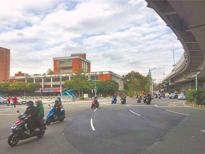 不少騎士經過台北市基隆路、羅斯福路口的「公館圓環」,依圓環行駛而未兩段式左轉遭取締。(本報資料照片) image
