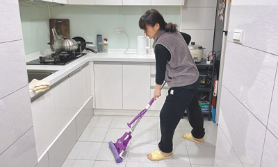 過年大掃除小心累積成痠痛壓力源,醫師表示,使用掃把和拖把時,應盡量從肩關節往手肘和手掌處發力,不要只靠手腕出力。(鄭郁蓁攝) image