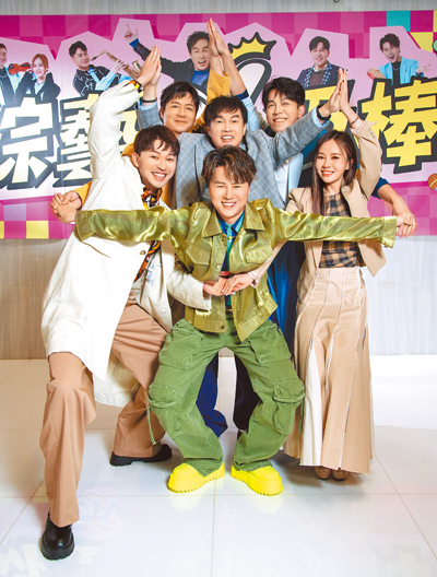 李子森(左順時鐘起)、陳隨意、康康、許志豪、杜忻恬、陳孟賢一起合力做出六角星的萌趣動作。(羅永銘攝) image