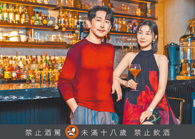 愛情長跑多年的施名帥(左)與朱芷瑩2023年悄悄登記結婚,日前接受本報專訪聊聊私底下的相處。(羅永銘攝)場地提供:華山町餐酒館 image