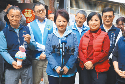 台中市藍綠8立委身陷大罷免潮,市長盧秀燕(中)於26日到西區慰問街友時表示,8位立委不論藍綠都很優秀,做得很好、很辛苦,她雖不是立委但是見證人,希望大家支持他們。(張妍溱攝) image