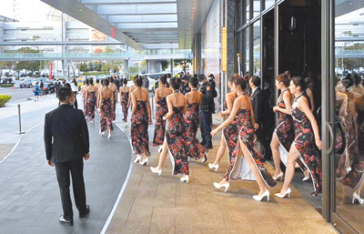 竹聯幫明仁會2023年3月在五星級飯店舉辦豪奢春酒,還有旗袍辣妹迎賓,引發譁然。(本報資料照片) image