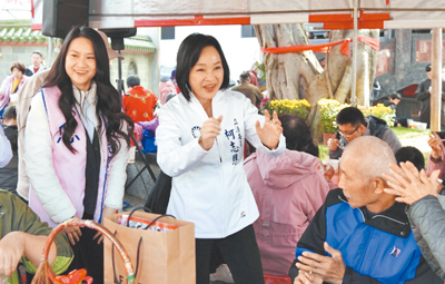 國民黨立委柯志恩(中)過年期間合體寶貝女兒洪均(左)發福袋,人氣相當旺。(柯志恩服務處提供/柯宗緯高雄傳真) image