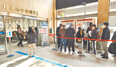 外交部中部辦事處與行政院中部聯合服務中心同一棟大樓,4日辦護照的人潮相當多。(陳淑娥攝) image