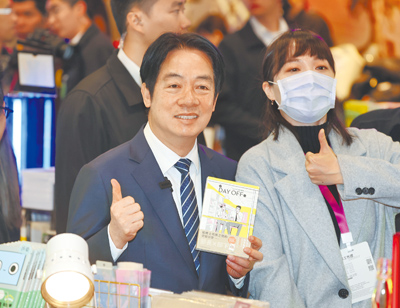賴清德總統(左)4日出席在台北世貿一館舉行的「2025台北國際書展」開幕典禮,並參觀及購買書籍。(姚志平攝) image
