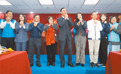 國民黨台北市黨部4日舉行新春團拜,黨主席朱立倫(中)呼籲黨員團結一致對抗綠營發動的大罷免。(范揚光攝) image
