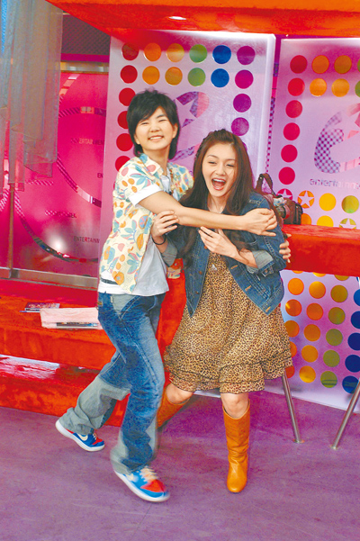 大S(右)過去曾主持節目,跟Ella在現場互動逗趣。(資料照片) 大S(右)過去曾主持節目,跟Ella在現場互動逗趣。(資料照片)