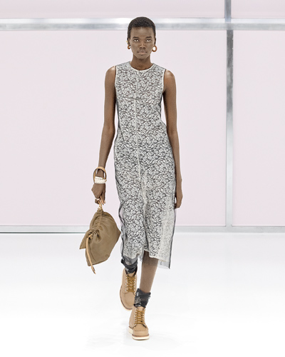 FENDI 2025春夏系列,灰白色系是2025春夏時裝周大勢色。(FENDI提供) FENDI 2025春夏系列,灰白色系是2025春夏時裝周大勢色。(FENDI提供)