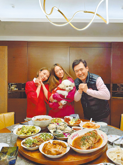 李翊君(左起)日前曬出與女兒香奈兒、老公檢場合照,一家人感情深厚。(艾迪昇提供) 李翊君(左起)日前曬出與女兒香奈兒、老公檢場合照,一家人感情深厚。(艾迪昇提供)