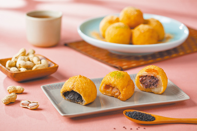 國賓中餐廳手工炸元宵包含紅豆、芝麻、花生經典口味。(國賓中餐廳提供) 國賓中餐廳手工炸元宵包含紅豆、芝麻、花生經典口味。(國賓中餐廳提供)