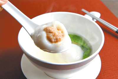 點水樓手作鮮肉湯圓,以台灣黑毛豬入餡,皮嫩Q彈,肉鮮味美。(點水樓提供) 點水樓手作鮮肉湯圓,以台灣黑毛豬入餡,皮嫩Q彈,肉鮮味美。(點水樓提供)