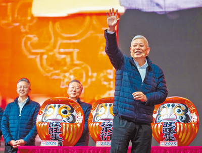 旺旺集團尾牙8日舉行,董事長蔡衍明(右)希望全體員工在蛇年都可以順順利利,「蛇」麼都旺:「希望大家都可以在旺旺集團裡面快快樂樂、健健康康地工作。」(羅永銘攝) image