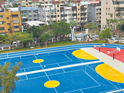 為讓學生有安全的運動空間,台北市教育局宣布今年將投入1.1億餘元,更新北一女中等16校運動場及跑道。圖為已更新的內湖國小運動場。(温予菱攝) image