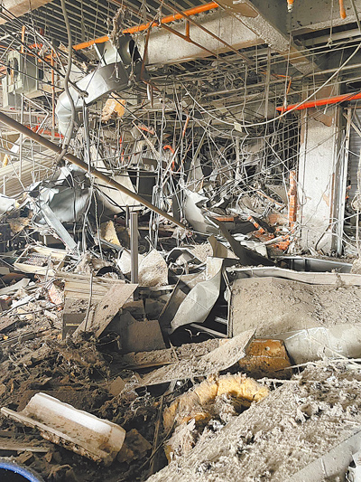 從社群媒體X「記者爆料網」釋出的照片可看到,美食商場因強烈爆炸受損嚴重。(摘自記者爆料網社群媒體X) 從社群媒體X「記者爆料網」釋出的照片可看到,美食商場因強烈爆炸受損嚴重。(摘自記者爆料網社群媒體X)