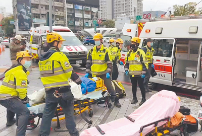 消防人員趕至百貨公司現場對受傷民眾急救及後送。
(讀者提供) 消防人員趕至百貨公司現場對受傷民眾急救及後送。
(讀者提供)