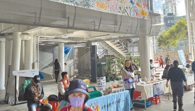 基隆市關心四接議題的環團「守護外木山行動小組」15日在基隆轉運站舉辦「基隆Chill海海在地議題市集」,透過輕鬆的市集方式分享四接議題。(徐佑昇攝) image