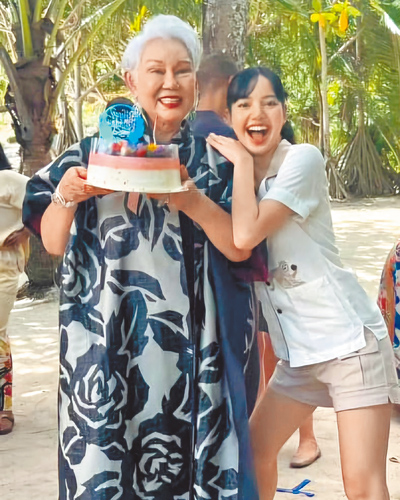 泰國國寶級演員萊克帕特拉瓦迪(左)與Lisa合作《白蓮花大飯店》第3季。(摘自IG) image