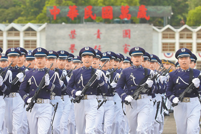 增加國防預算,不能全買武器,應增加軍人待遇並強化後備戰力。圖為去年「黃埔建校100周年校慶」,空軍官校的學生集合整隊。(本報資料照片) image