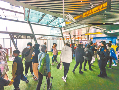 2025台灣燈會在桃園,15、16日首周假日人潮塞爆,15日機場捷運單日運量創新高。桃市府16日擬定精進作為,捷運站內人潮動線改善。(呂筱蟬攝) image