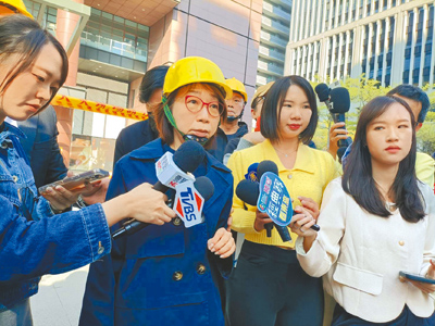 新光三越營業本部長曹美虹(左二)16日出面說明氣爆善後進度,並強調「我們(新光三越)比任何人都更想知道原因」。(陳淑娥攝) image