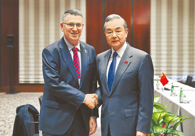 中國外交部長王毅(右)當地時間15日出席慕尼黑安全會議之餘,密集會晤烏克蘭、以色列和北約外長與多國政要。(新華社) image