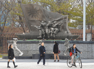 賴清德總統日前召開國安高層會議後指出,將持續推動國防改革,落實全社會防衛韌性。圖為民眾經過國防部外的裝置藝術。(趙雙傑攝) image